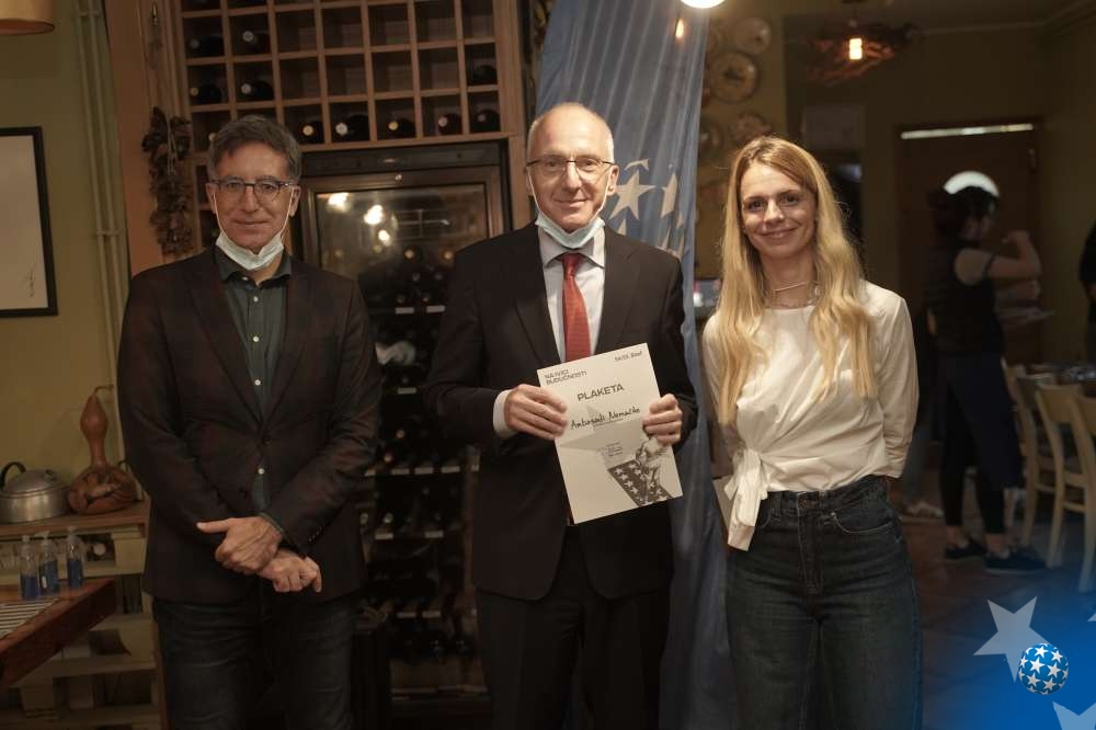 Presenting plaque to German Ambassador Thomas Schieb, photo: JK media